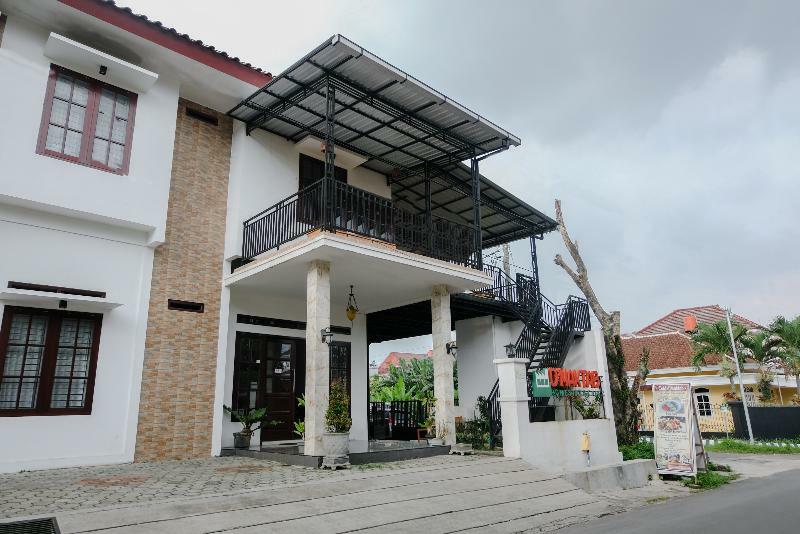 Oyo 350 D' Maktab Homestay Syariah มะลัง ภายนอก รูปภาพ
